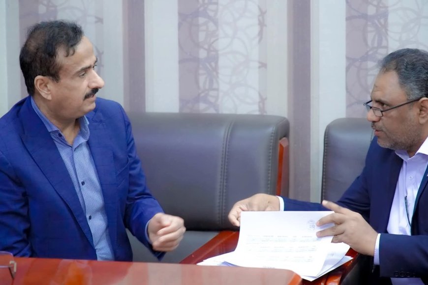 المحافظ بن الوزير يناقش مع مدير عام المالية تعزيز تحصيل الموارد العامة المشتركة ورفع كفاءة إدارتها المالية