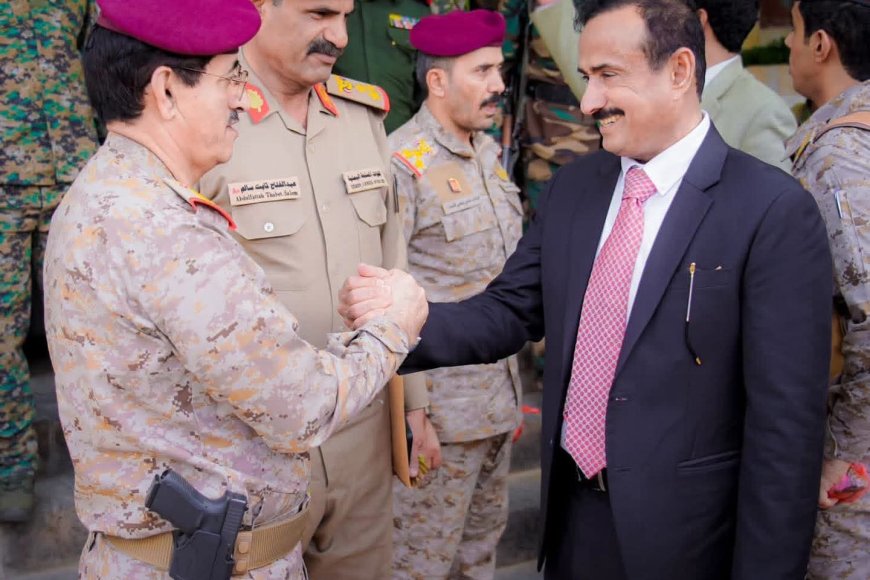 وزير الدفاع يتفقد محور عتق ويشيد بالتكامل بين التشكيلات العسكرية في شبوة