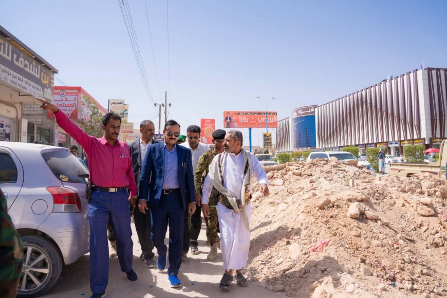 المحافظ بن الوزير يدشن أعمال مشروع توسعة وتأهيل شارع الأربعين بمدينة عتق.
