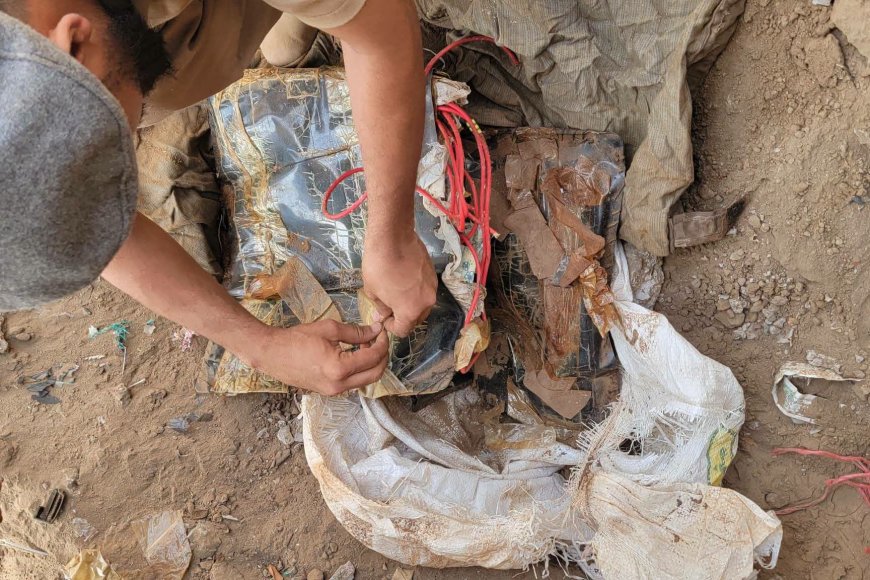 أمن العاصمة عدن يعثر على كميات كبيرة من المتفجرات والعبوات الناسفة في منطقة دار سعد.