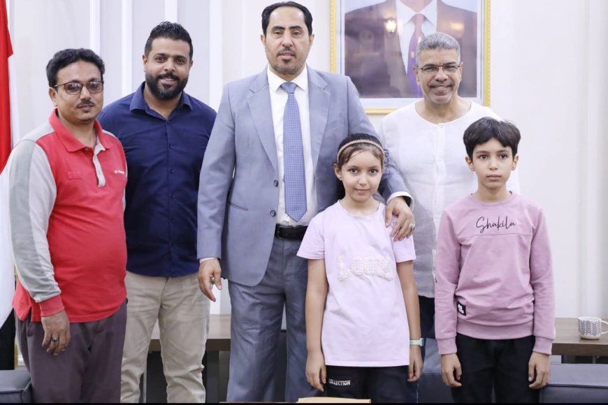 البكري يكرّم أصغر لاعبة مشاركة في تصفيات عدن الفردية للشطرنج للسيدات ويشيد بموهبتها
