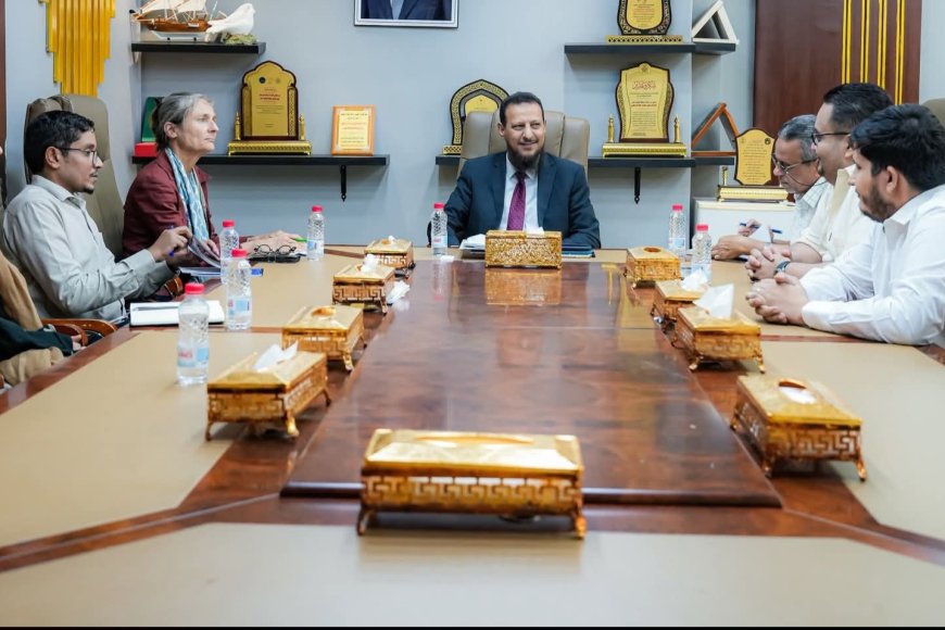 المحافظ عبد الرحمن شيخ يبحث مع السفيرة الهولندية سبل إشراك السلطات والمجتمع المحلي في تحديد أولويات المشاريع