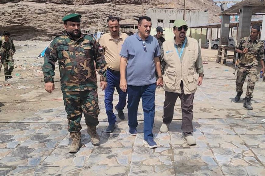 مدير البريقة وممثل من ( اليونبس ) يطلعان على إحتياجات المديرية من المشاريع الخدمية والإنمائية