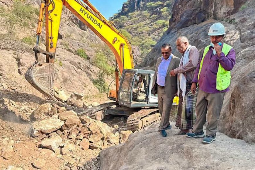 بتوجيهات محافظ الضالع.. الوكيل الحسني يدشّن مشروع إنشاء حاجز الحقل المائي بمديرية الأزارق