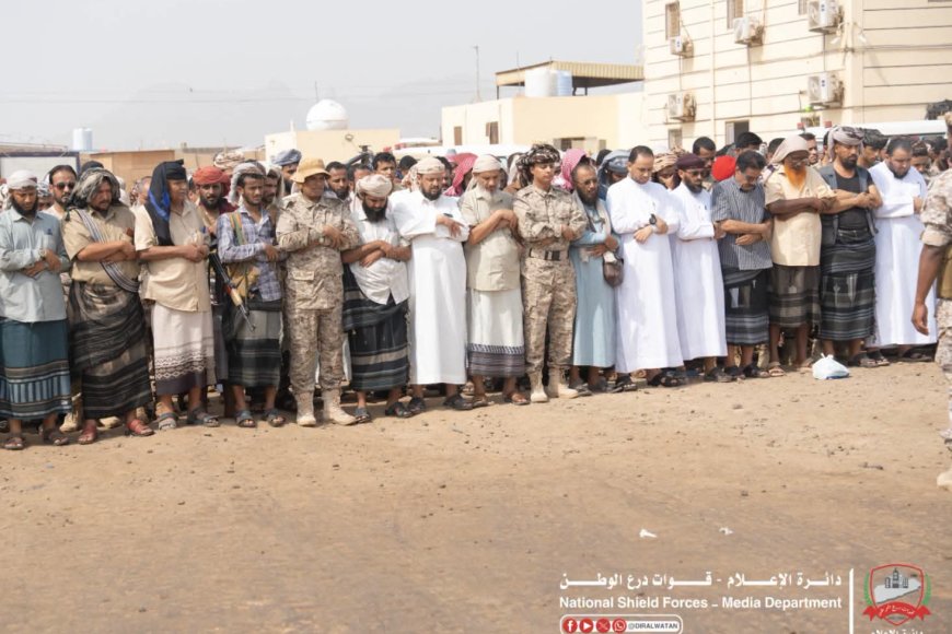 في مشهد مهيب.. اللواء اللحجي يؤدي الصلاة على شهداء قوات درع الوطن في عدن