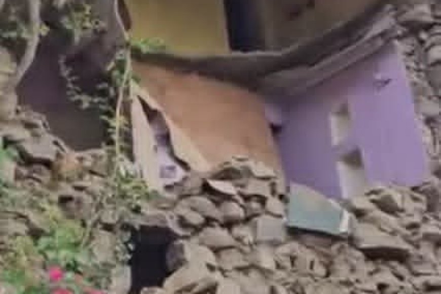 تعز.. الأمطار الغزيرة تتسبب بانهيار جزئي لمنزل في عزلة قراضة بالصلو.. ومناشدات عاجلة لإنقاذ الأسرة المتضررة