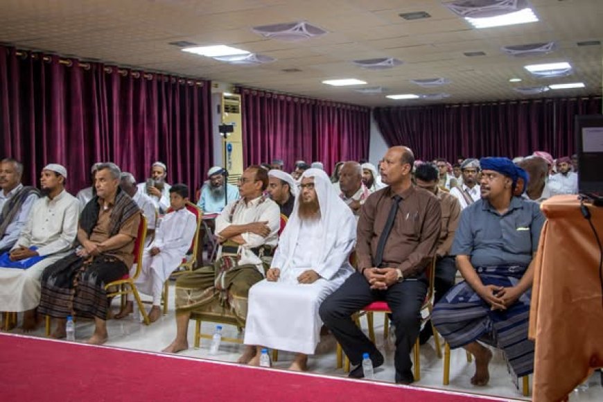مدير عام المكلا يؤكد دعم السلطة المحلية لبرامج بناء الإنسان خلال تدشين "مخيم الصفوة الصيفي" وزيارته لمركز ابن مسعود