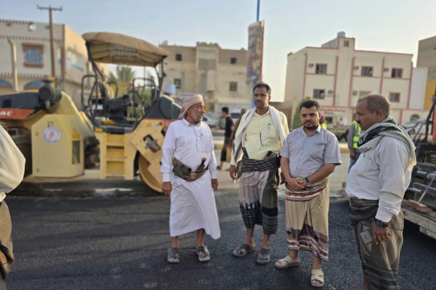المحافظ بن الوزير يتابع سير الإنجاز في مشروع تأهيل وتوسعة شارع الأربعين بمدينة عتق
