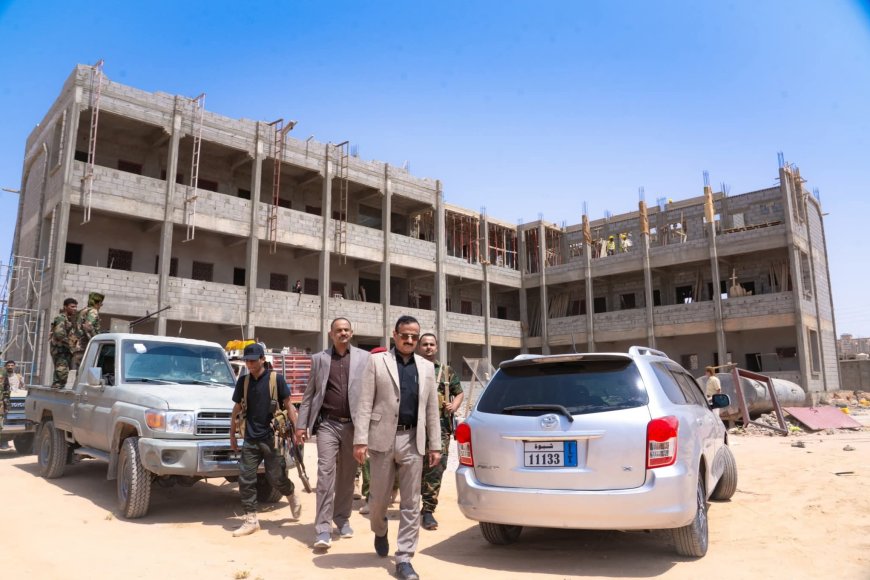 المحافظ بن الوزير يتفقد مستوى الإنجاز في مشروع مدرسة الأوائل بحي بن ثابت بمدينة عتق