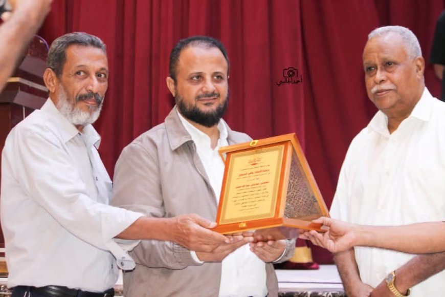 فيما أكد الانتقال إلى مرحلة جديدة من تنظيم العمل المجتمعي..مدير عام المنصورة يعقد لقاءً موسعاً مع اللجان المجتمعية في المديرية ويكرّم رئيسها تقديراً لجهوده..