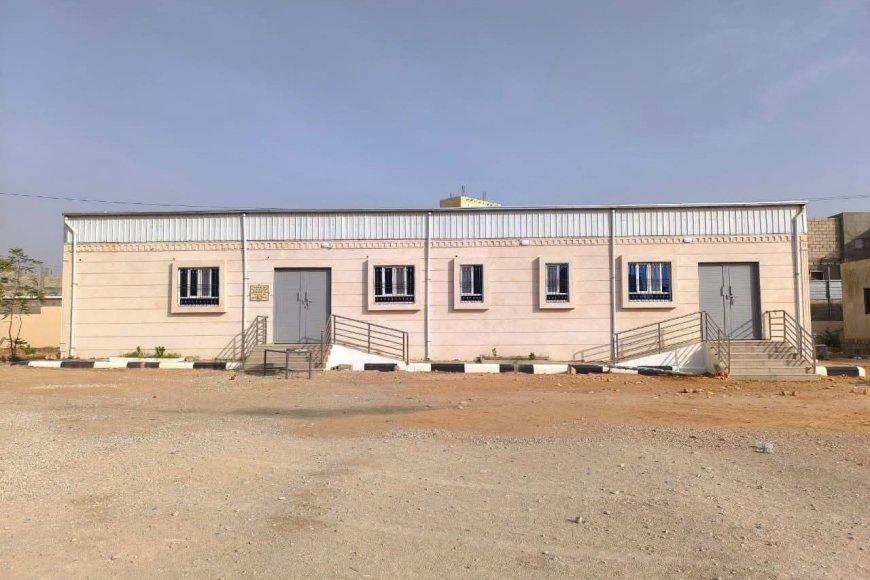 استلام مبنى مركز الإصدار الآلي لفرع مصلحة الأحوال المدنية بشبوة بتمويل من السلطة المحلية
