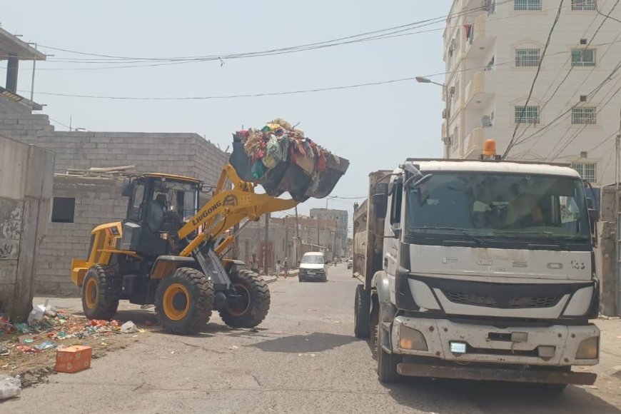 مدير عام خورمكسر يتابع أعمال رفع الأتربة المحاذية لمطار عدن الدولي ويطلع على سير حملة النظافة اليومية