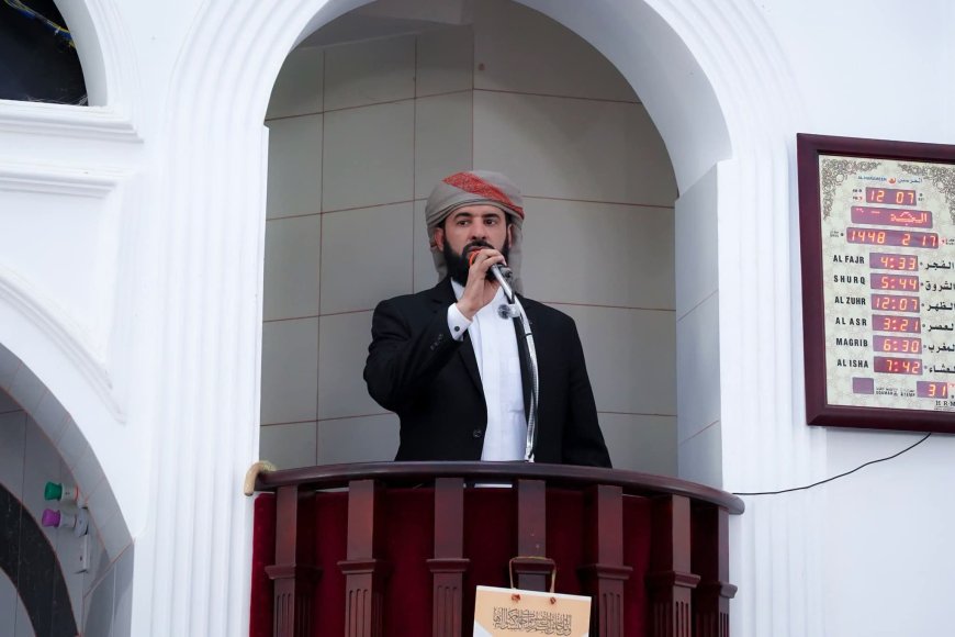 محافظ أبين خطيبًا في صلاة الجمعة ويؤم المصلين بمسجد العرقة بسباح ويشدد على التكاتف ونبذ الفرقة