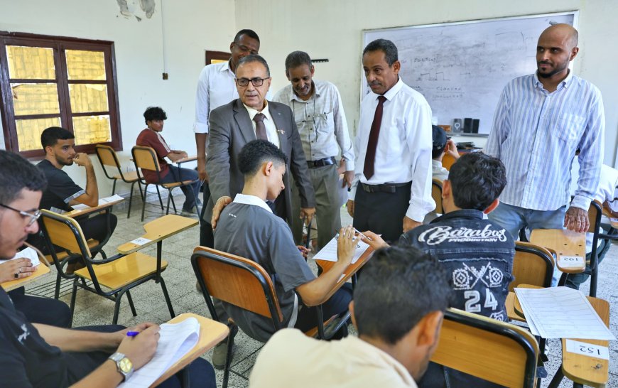 رئيس جامعة عدن يتفقد سير الامتحانات بكلية الحاسوب وتكنولوجيا المعلومات