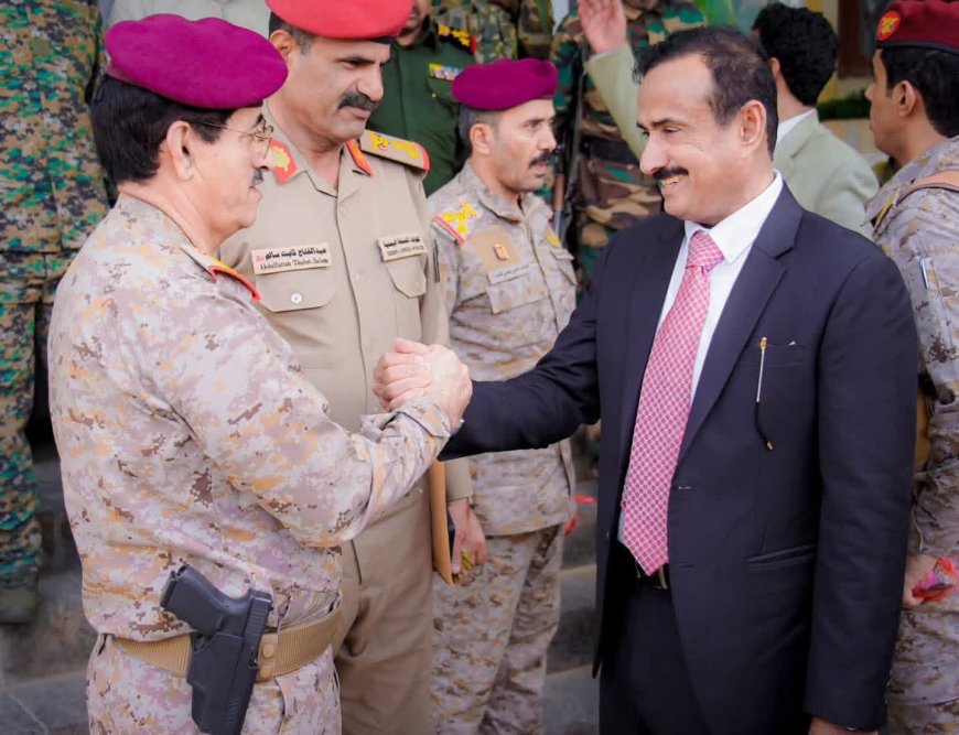 وزير الدفاع يتفقد محور عتق ويشيد بالتكامل بين التشكيلات العسكرية في شبوة