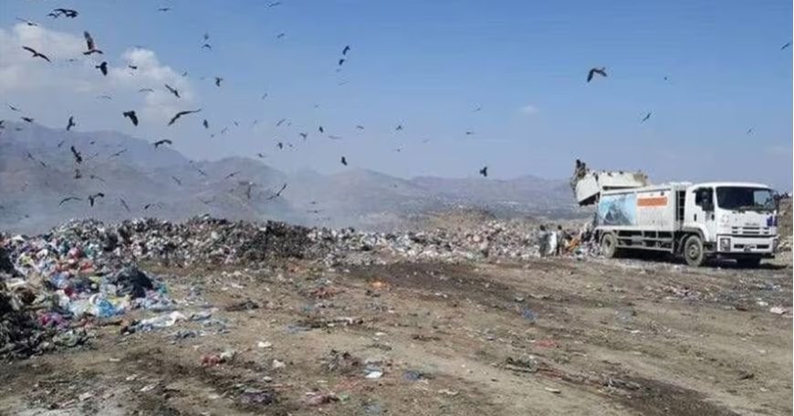 تعز..كارثة بيئية تهدد سكان عقاقة فيها.. مطالبات عاجلة بوقف حرق النفايات وإنشاء مصنع لإعادة التدوير