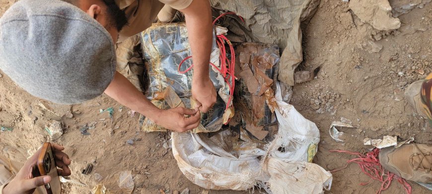 أمن العاصمة عدن يعثر على كميات كبيرة من المتفجرات والعبوات الناسفة في منطقة دار سعد.