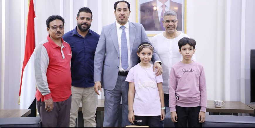 البكري يكرّم أصغر لاعبة مشاركة في تصفيات عدن الفردية للشطرنج للسيدات ويشيد بموهبتها