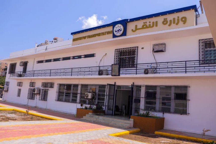 إجراء مراسيم الاستلام والتسليم لمنصب مدير عام مكتب وزير النقل بين المديرين السابق والجديد 