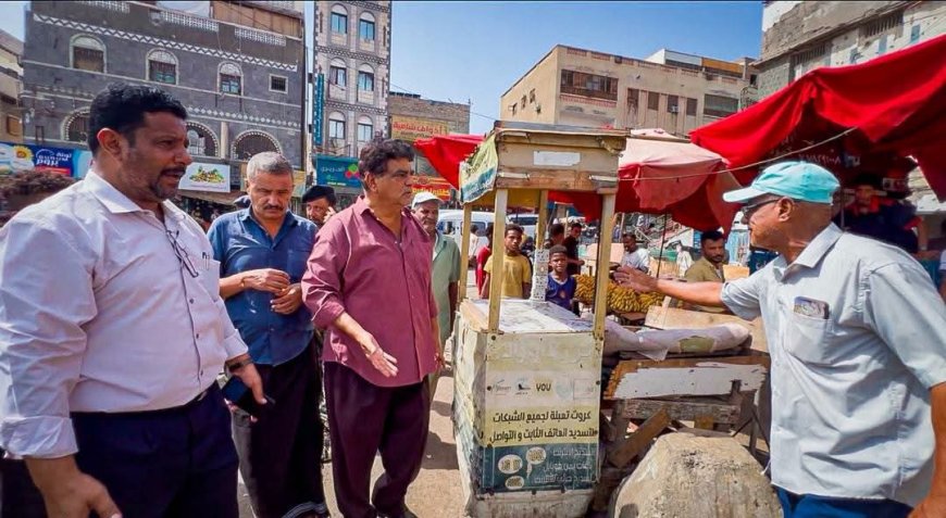 حملة ميدانية لرفع العوائق وتنظيم الأسواق في مديرية صيرة بالعاصمة عدن