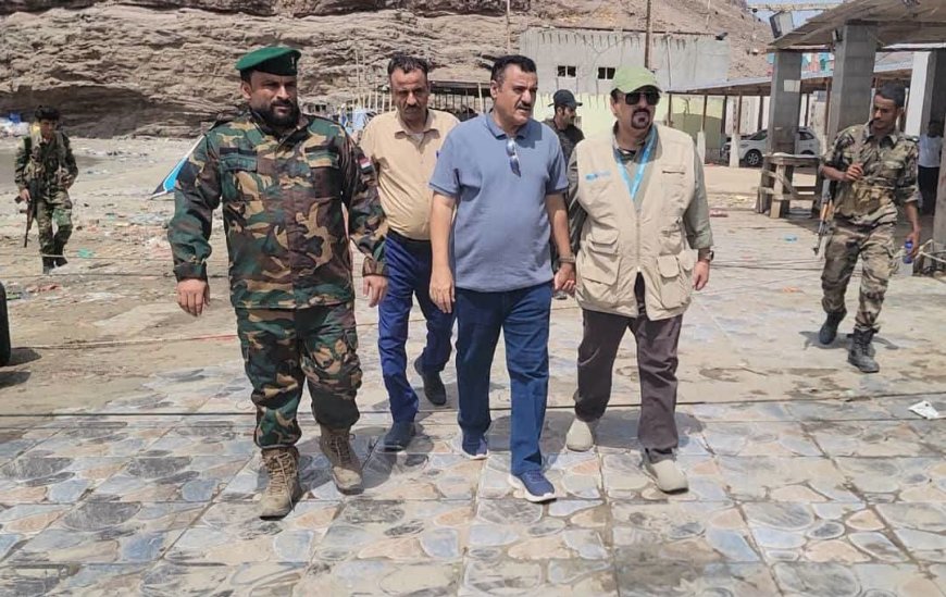 مدير البريقة وممثل من ( اليونبس ) يطلعان على إحتياجات المديرية من المشاريع الخدمية والإنمائية