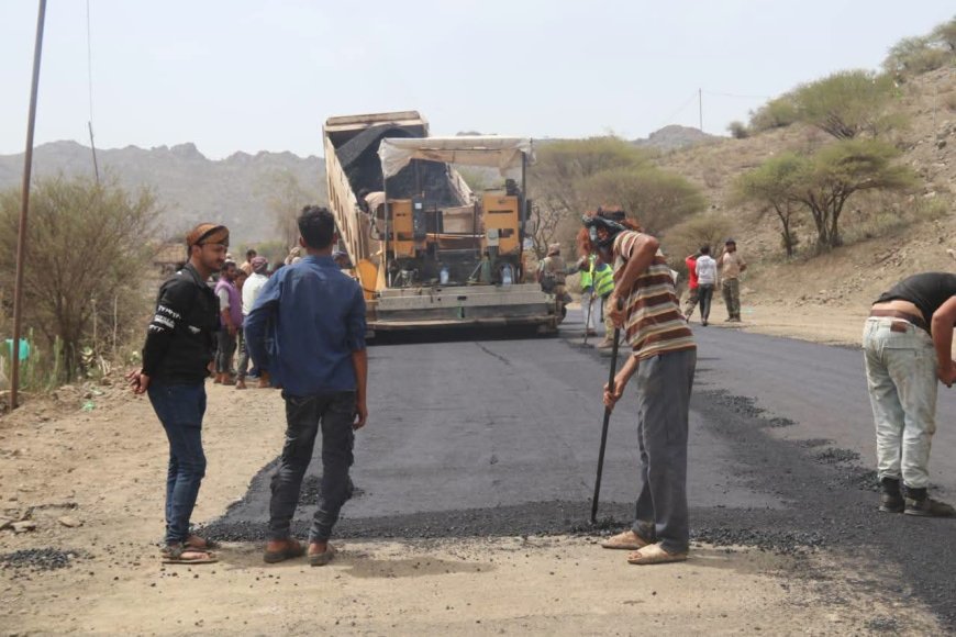 بمتابعة حثيثة من اللواء القبة.. بدء أعمال سفلتة طريق الحصين – الشعيب 