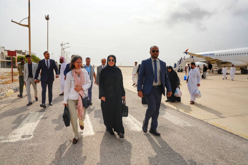 وكيلا حضرموت الحضرمي وباعلوي يستقبلان السفيرة الفرنسية لدى اليمن في مطار الريان الدولي