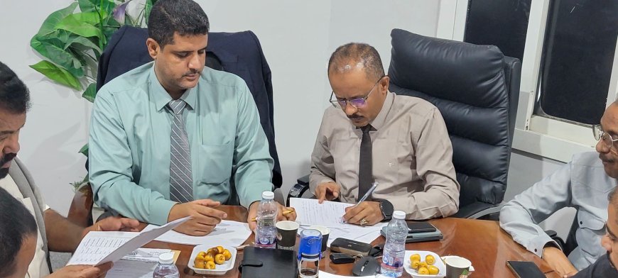 استكمال إجراءات الاستلام والتسليم بين المدير العام السلف والخلف بالمؤسسة المحلية للمياه والصرف الصحي بساحل حضرموت