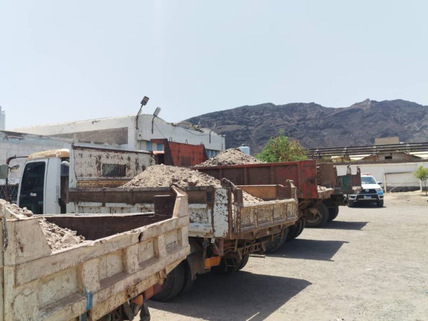 بعد سنوات من البسط عليها.. مدير عام البريقة بعدن يستعيد المحاجر إلى الدولة ويشدد بمحاسبة المعتدين