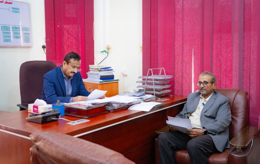 المحافظ بن الوزير يطّلع على آلية تنفيذ قرار مجلس الوزراء بشأن زيادة مرتبات موظفي الدولة