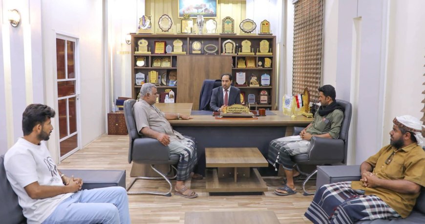 الوزير البكري يلتقي مع مدير عام مديرية حبيل جبر بلحج