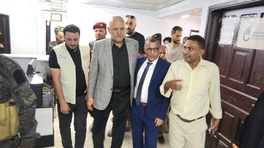 محافظ تعز يتفقد مركز الأطراف الصناعية وإعادة التأهيل ويشيد بخدماته العلاجية والإنسانية