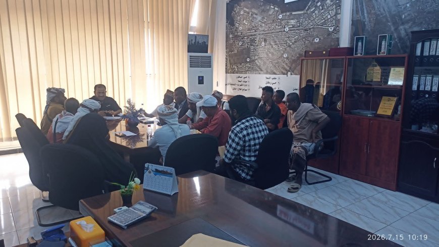 المدير االعام لتنفيذي لصندوق النظافة بعدن يناقش مع النقابة أوضاع العمال والتطبيب والجمعية السكنية