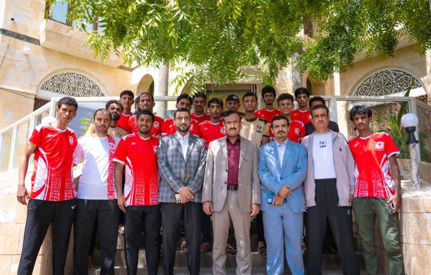 المحافظ بن الوزير يستقبل بعثة نادي شباب مرخة ويهنئها بالتأهل إلى دور الـ16 من كأس الجمهورية