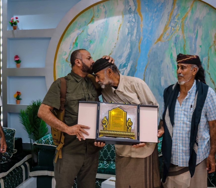 محافظ الضالع يزور شيخ مشايخ الشعيب ويكرمه بدرع السلطة المحلية تقديراً لجهوده