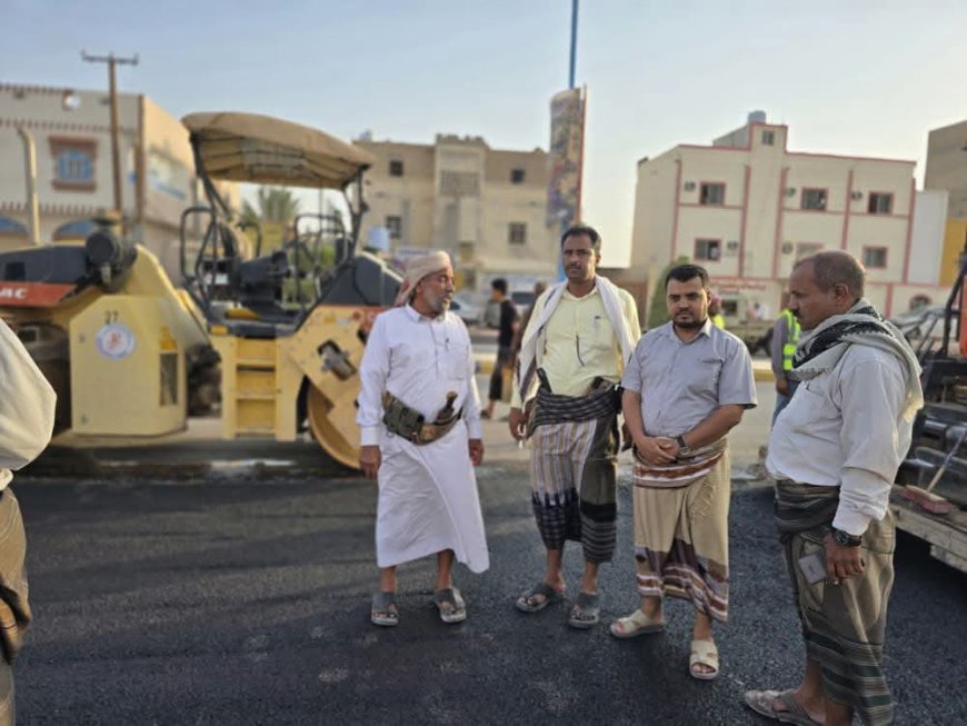 المحافظ بن الوزير يتابع سير الإنجاز في مشروع تأهيل وتوسعة شارع الأربعين بمدينة عتق