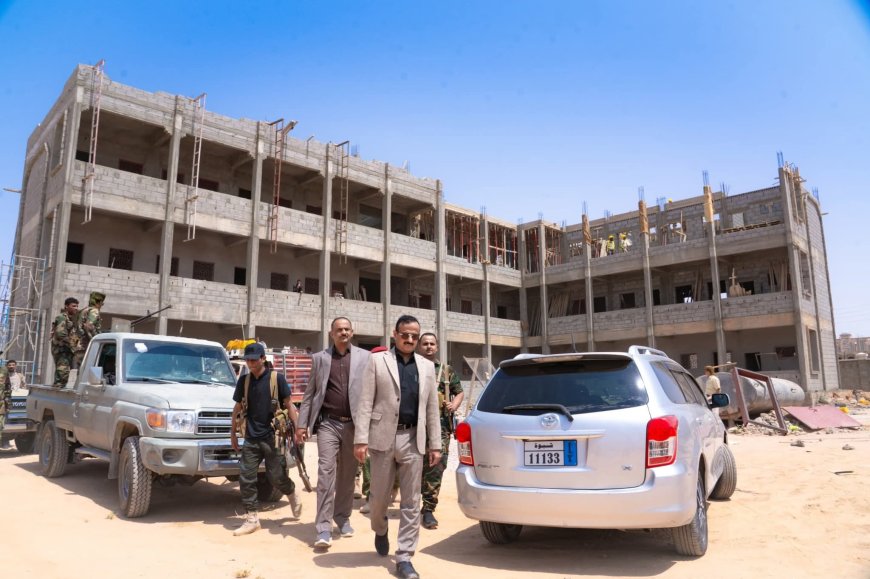المحافظ بن الوزير يتفقد مستوى الإنجاز في مشروع مدرسة الأوائل بحي بن ثابت بمدينة عتق