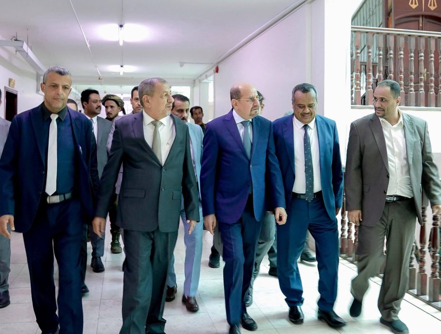 رئيس الوزراء وزير الخارجية يزور المجمع القضائي في عدن