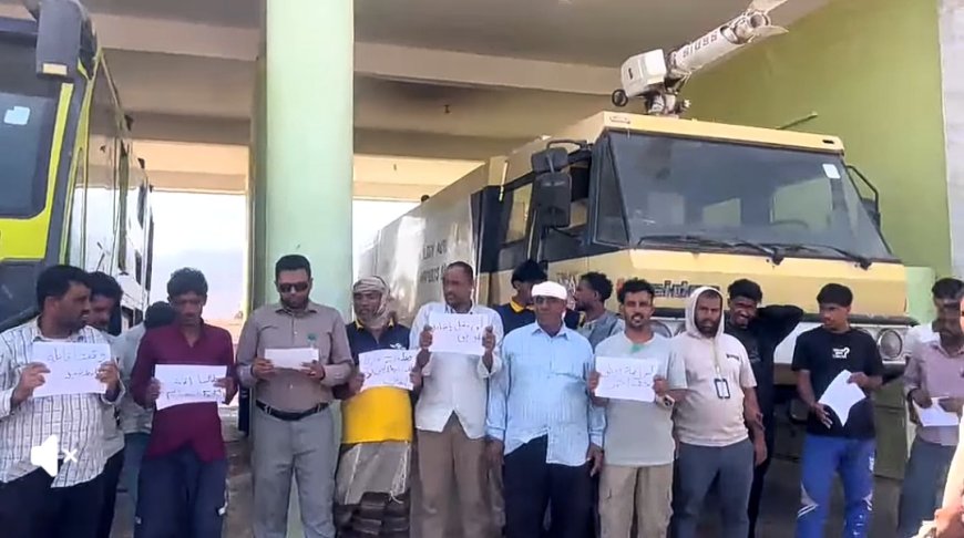 موظفو مطار سقطرى يواصلون التصعيد للمطالبة بتغيير إدارة المطار