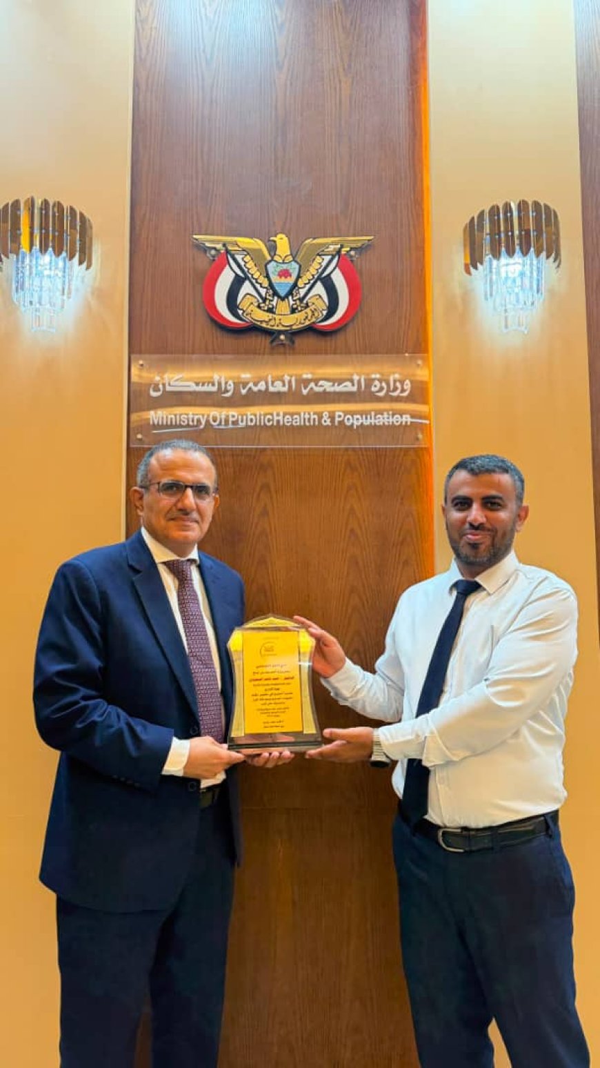 وزير الصحة يكرّم الدكتور أحمد السعيدي بدرع التميز المؤسسي تقديراً لإسهاماته في تطوير نظم المعلومات الصحية