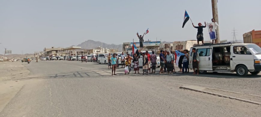 لحج.. الحواشب تشارك بموكب جماهيري كبير في الوقفة الاحتجاجية بالحوطة رفضا لتدهور الخدمات