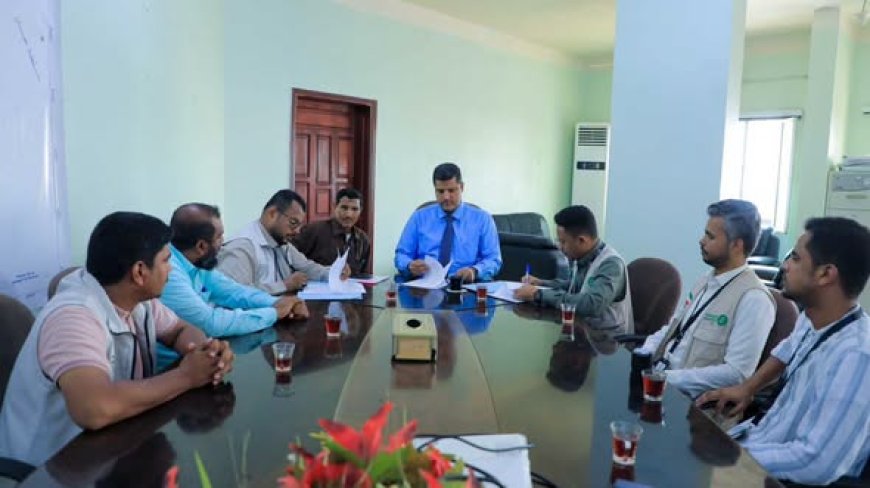 وكيل حضرموت للشؤون الفنية يشهد توقيع اتفاقية تنفيذ مشروع خزان مياه بالطاقة الشمسية لتعزيز إمدادات المياه بمديرية حجر