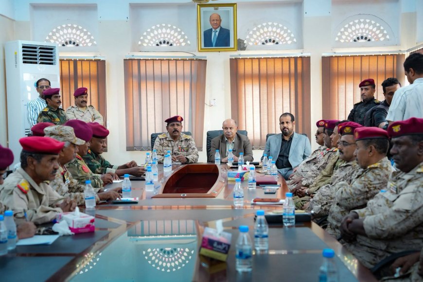 الخنبشي يعقد لقاءً موسعاً بقيادة المنطقة العسكرية الثانية ويؤكد أهمية وحدة القرار العسكري وتعزيز الجاهزية