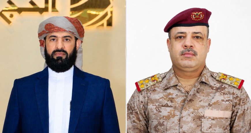 العميد الركن حسن القاضي يهنئ اللواء الدكتور مختار الرباش بمناسبة تعيينه قائدًا لمحور أبين وترقيته إلى رتبة لواء