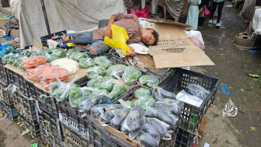 بجوار بسطته الصغيرة.. طفل في تعز يهزم الجوع بالنوم وصورة تختصر مأساة الطفولة في اليمن