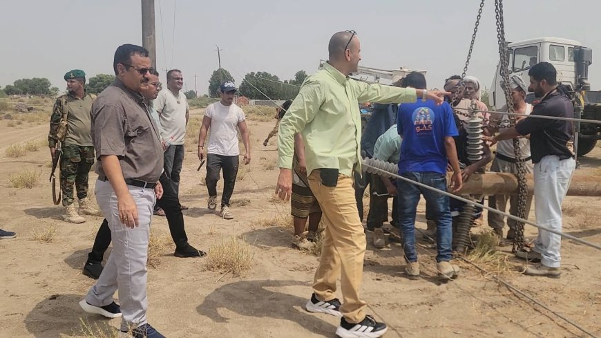عقب سقوط أعمدة الكهرباء جراء الرياح القوية شهدتها عدن اليوم.."الداؤودي" و"باخبيرة" يتفقدا العمل في إعادة التيار الكهربائي لحقل بئر أحمد المائي بالبريقة