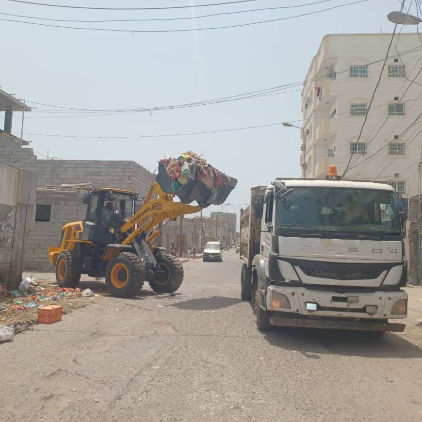 مدير عام خورمكسر يتابع أعمال رفع الأتربة المحاذية لمطار عدن الدولي ويطلع على سير حملة النظافة اليومية