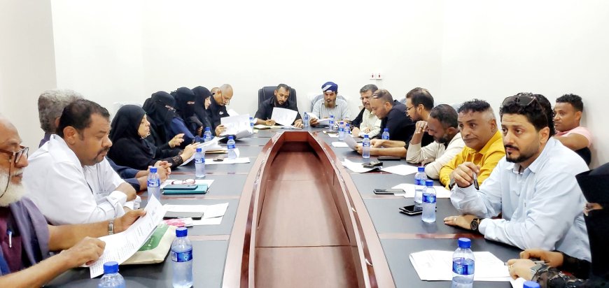المكتب التنفيذي بمديرية التواهي يناقش تقارير الصحة والأشغال والصرف الصحي ويؤكد تعزيز مستوى الخدمات للمواطنين