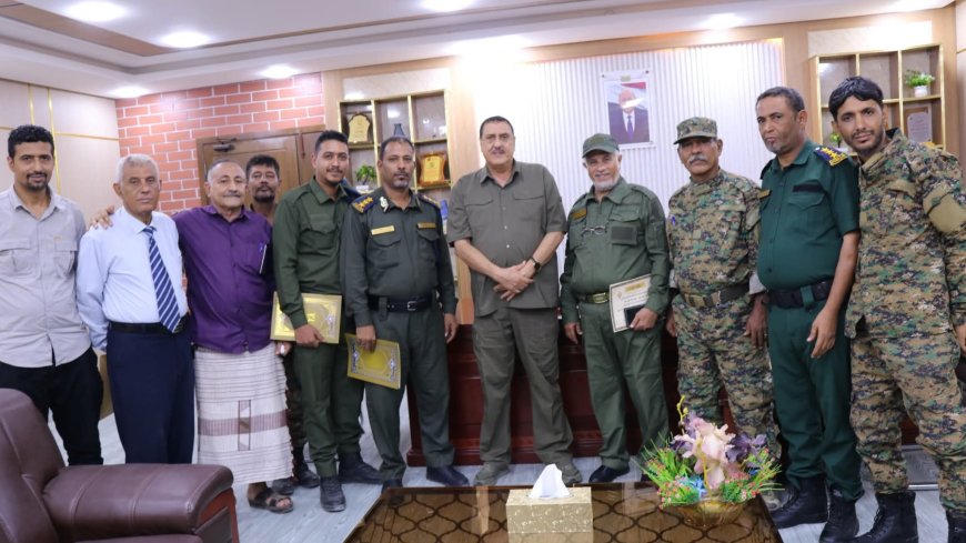 مدير أمن العاصمة.. عدن يكرّم شرطة المنصورة لنجاحها في كشف وضبط المتهم الرئيسي بسرقة المال العام