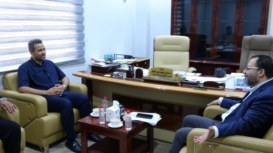 محافظ لحج يناقش مع وزير الكهرباء ترتببات تنفيذ مشروع الطاقة الشمسية